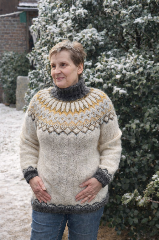 Islandpullover Alfheidur getragen im Winter, handgestrickt aus Lettlopi mit klassischer Rundpasse, Größe L