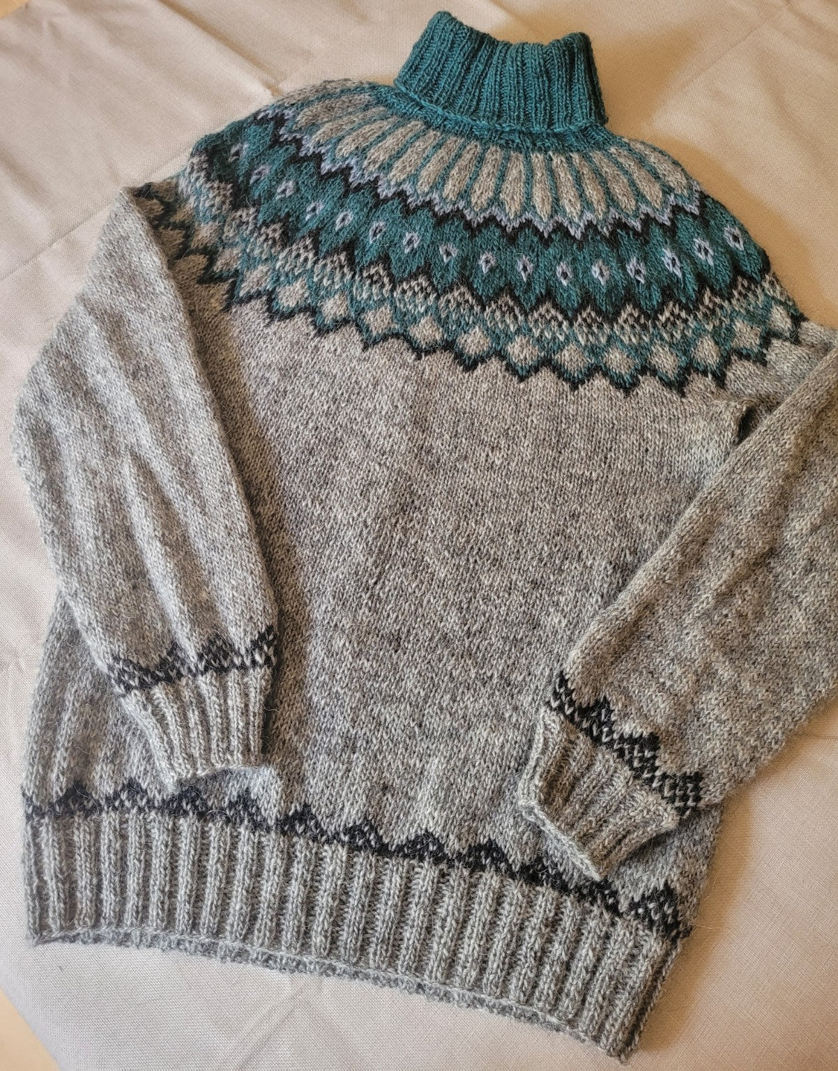 Islandpullover Alfheidur Nordic Sea aus Léttlopi mit nordischer Rundpasse und klassischem Rollkragen in Größe XL.