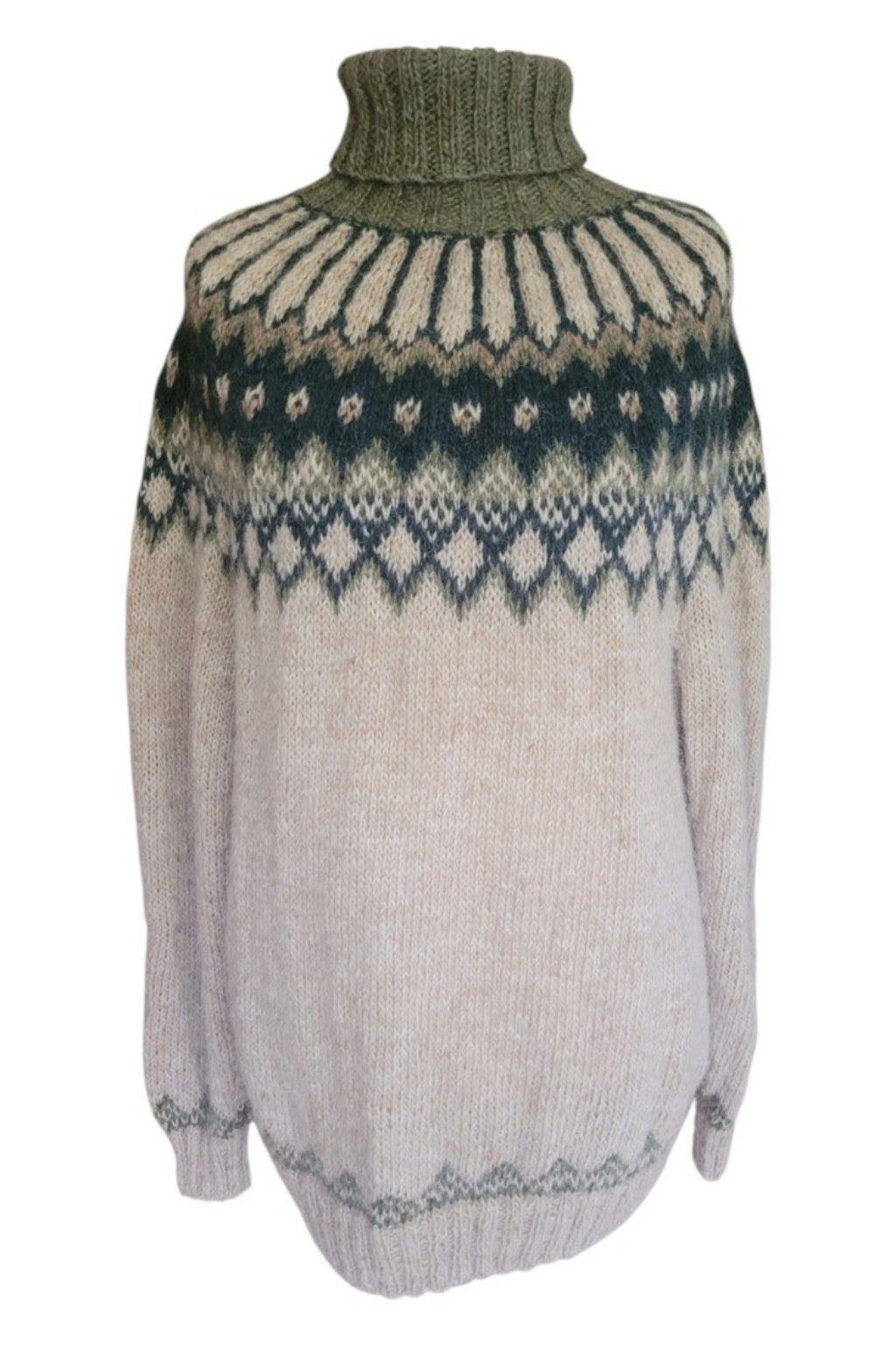 „Alfheidur Nordic Earth Islandpullover aus Léttlopi mit Rundpasse und Rollkragen auf weißem Hintergrund“