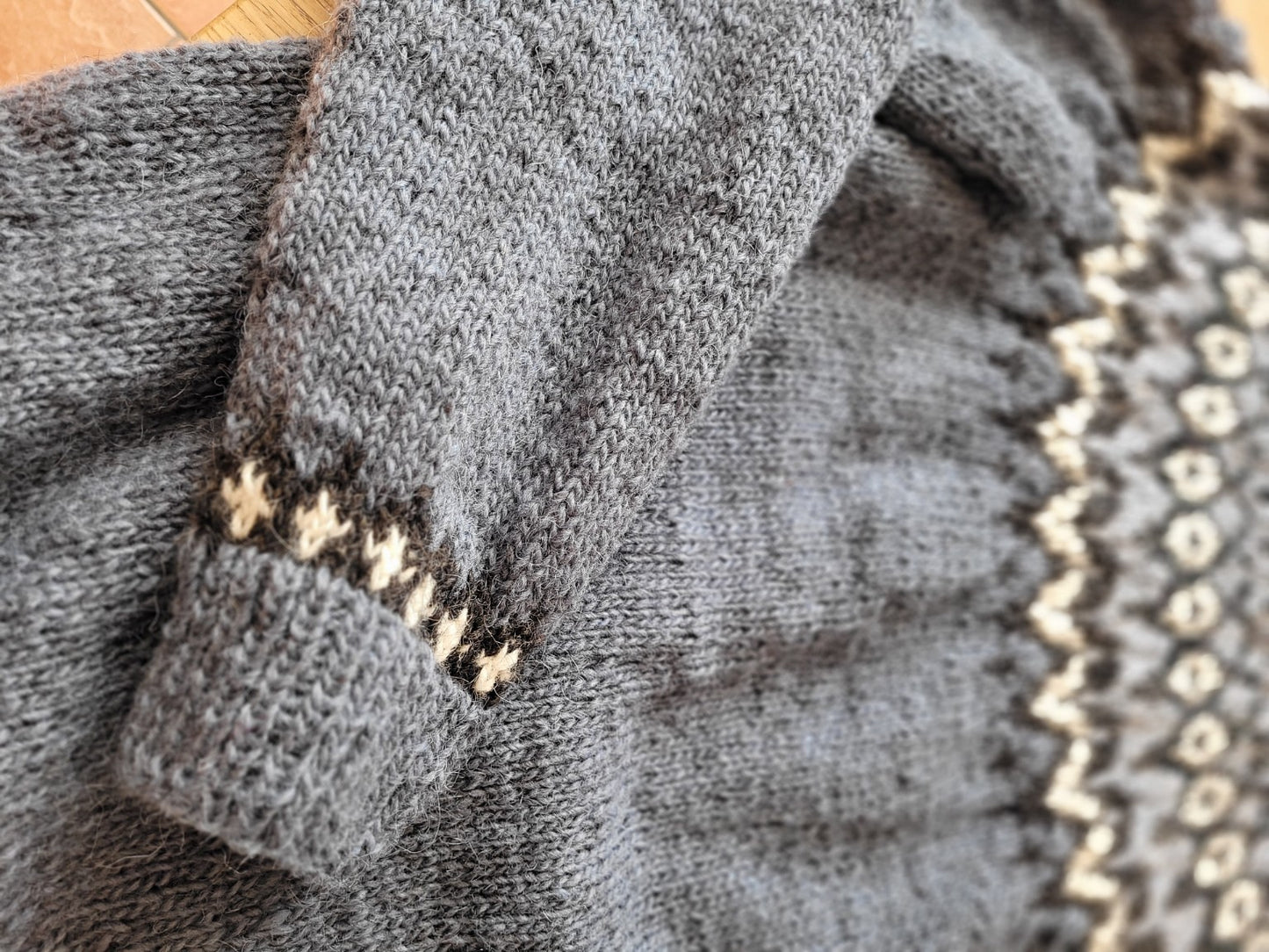 Struktur der isländischen Wolle im handgestrickten Riddari Pullover – weiche, wärmende Lopiwolle