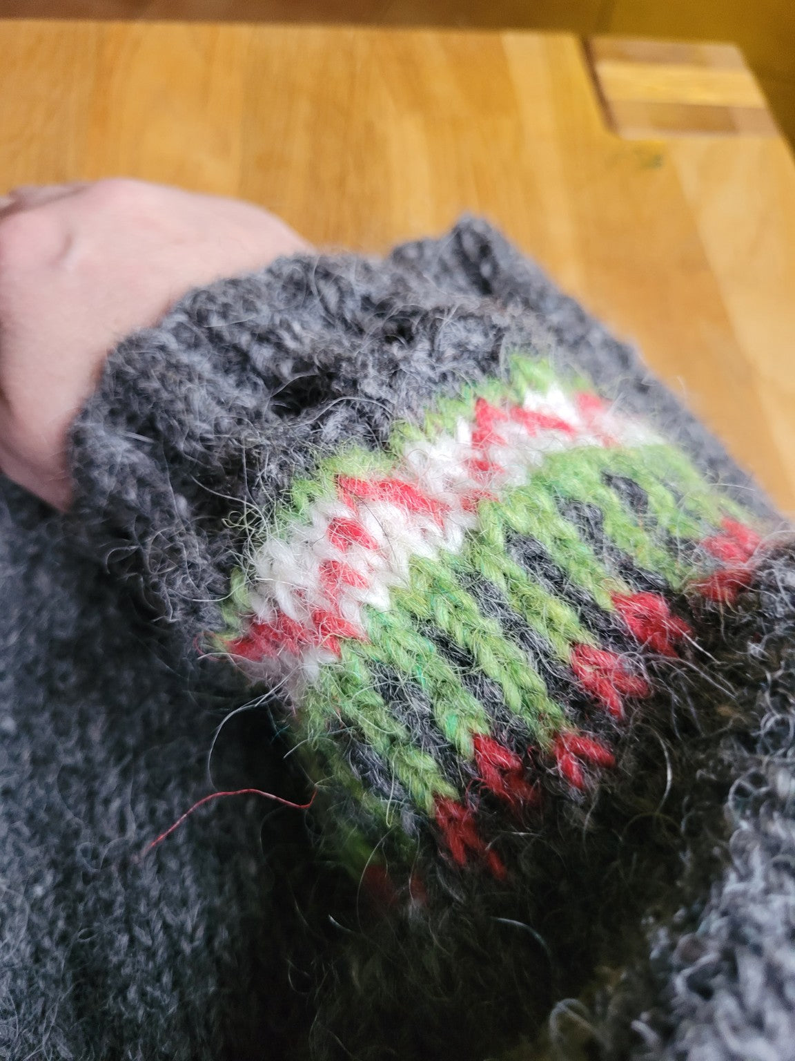 Detail des handgestrickten Ärmelbündchens des Islandpullovers Hopi aus isländischer Léttlopi-Wolle.