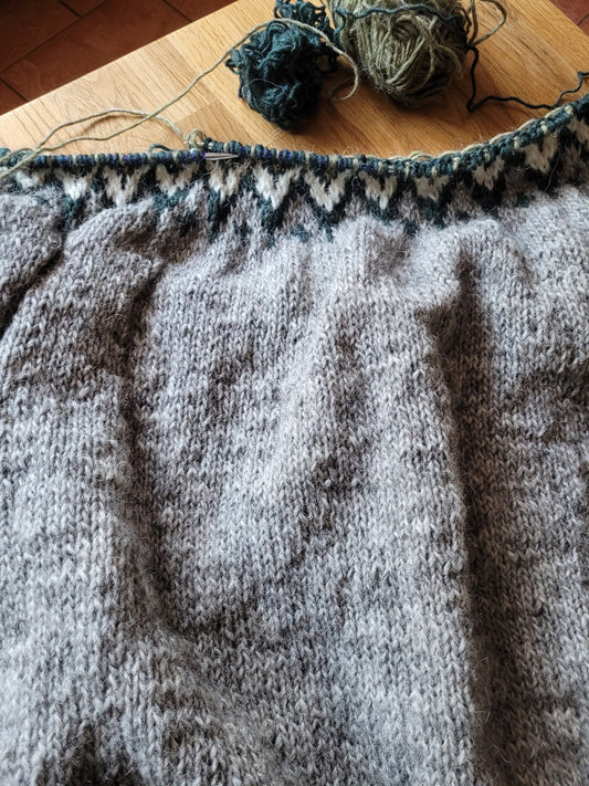 Ein Riddari in XXL entsteht – 18 Stunden Strickarbeit im Maschenhexe Atelier