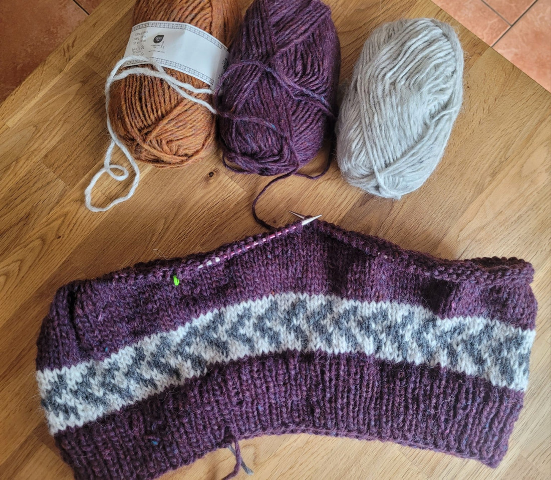 Ein neuer Islandpullover entsteht – Naavaneule in Weinro
