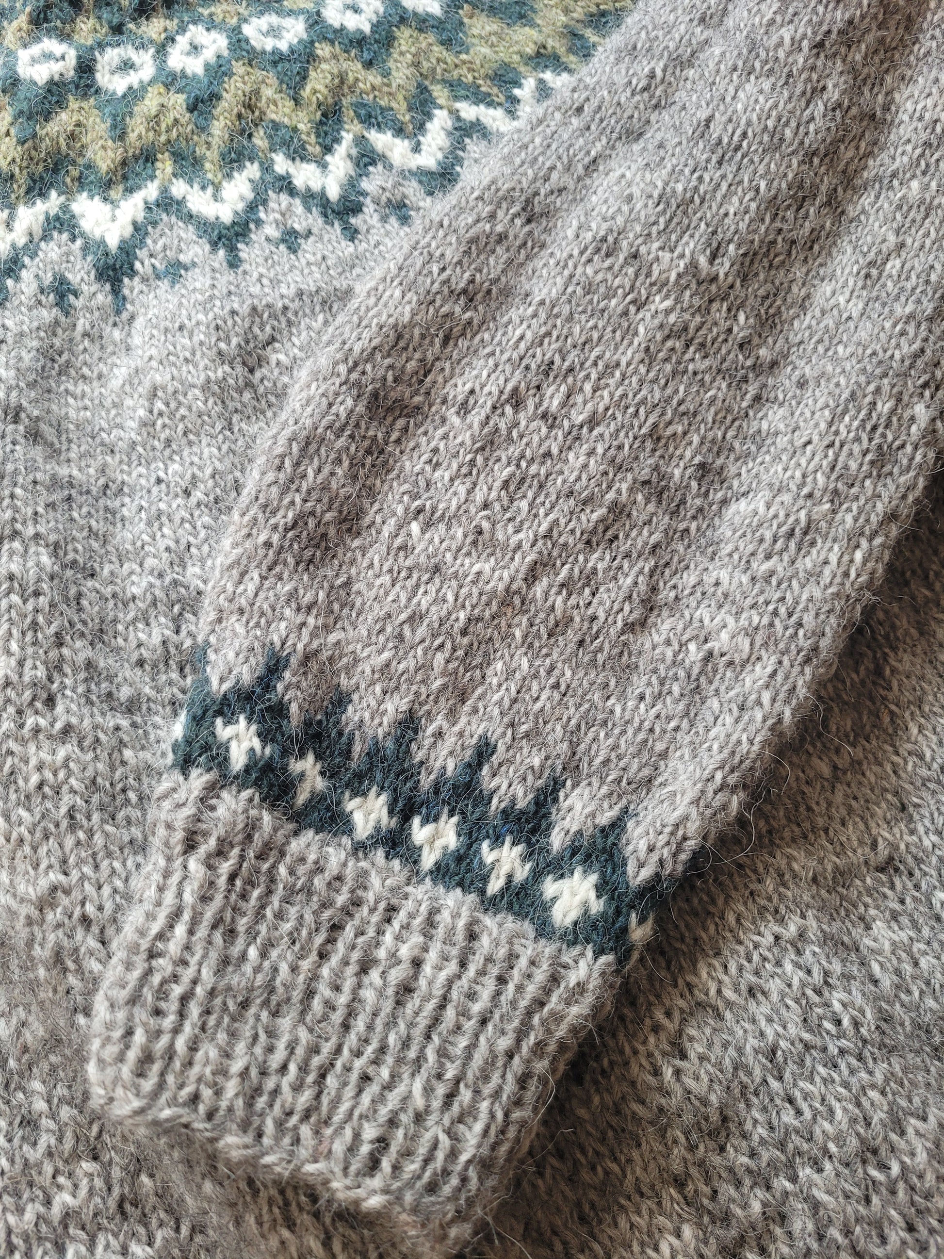 Riddari Islandpullover Rundpasse – traditionelles Lopapeysa Muster aus Lettlopi