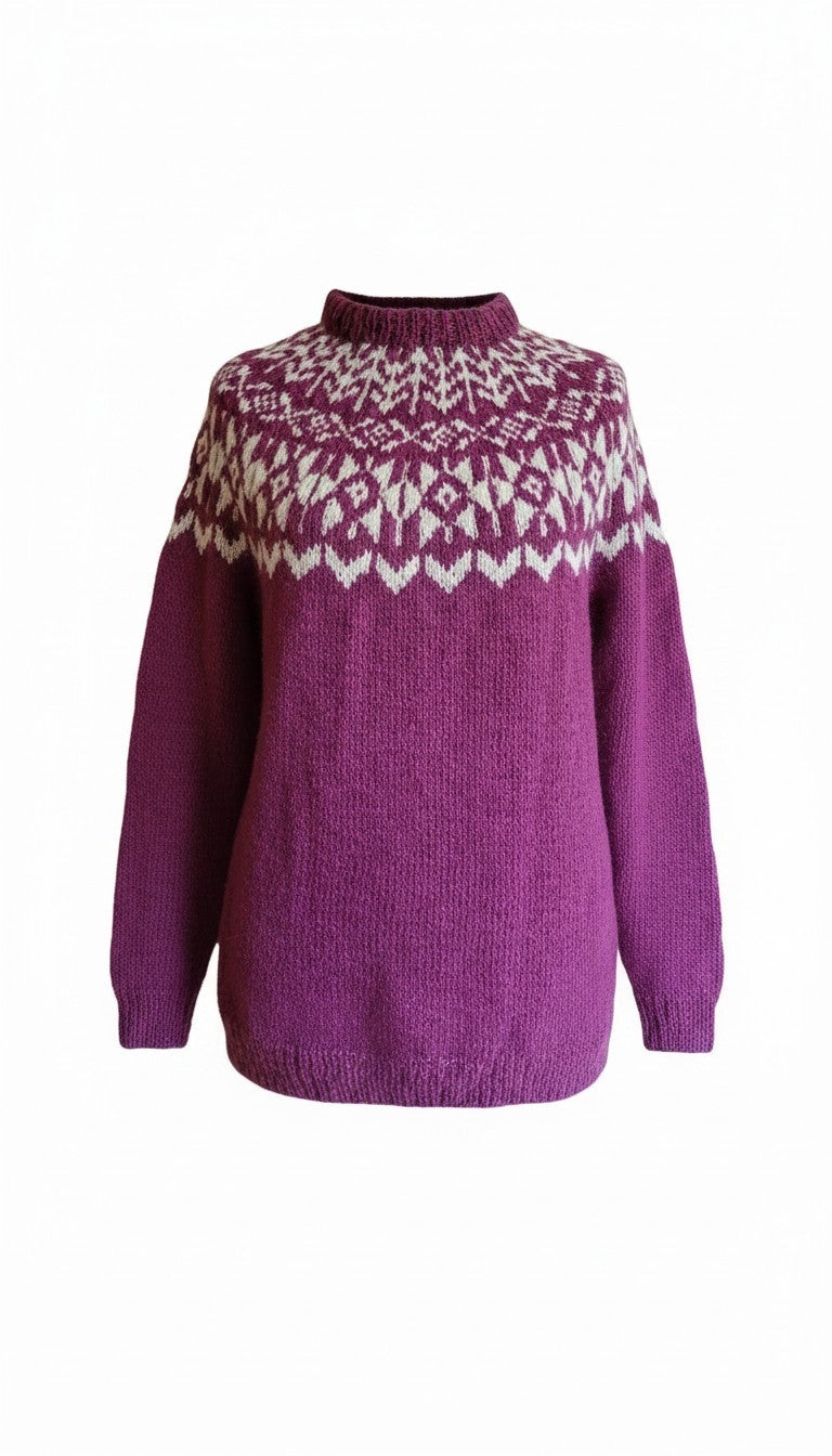 „Handgestrickter Hellargjá Islandpullover aus Léttlopi in Beere und Naturweiß auf unsichtbarer Puppe“