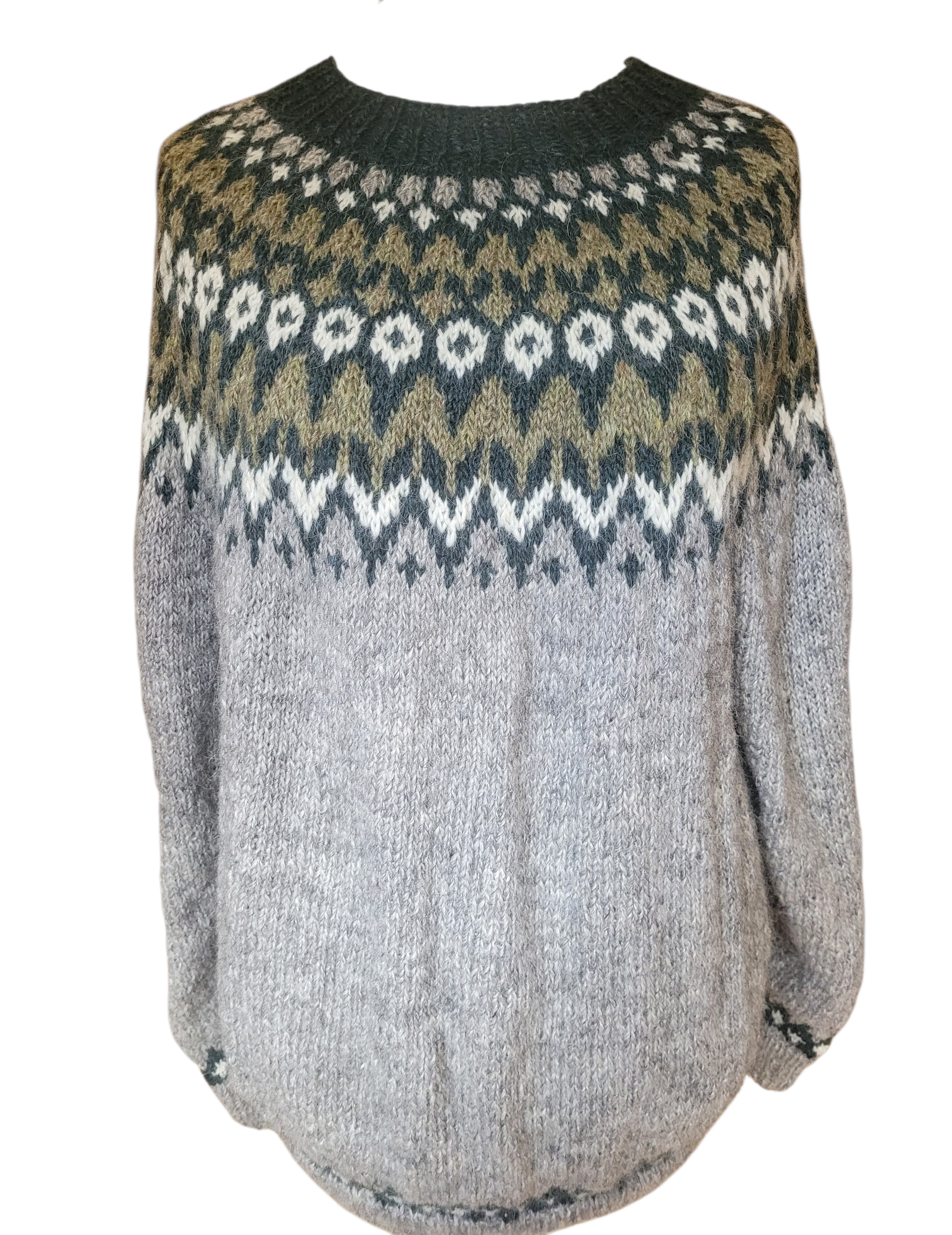Handgestrickter Islandpullover Riddari Größe XL aus Lettlopi mit traditioneller Rundpasse in Grau-, Grün- und Naturtönen – nordischer Wollpullover aus isländischer Schurwolle.