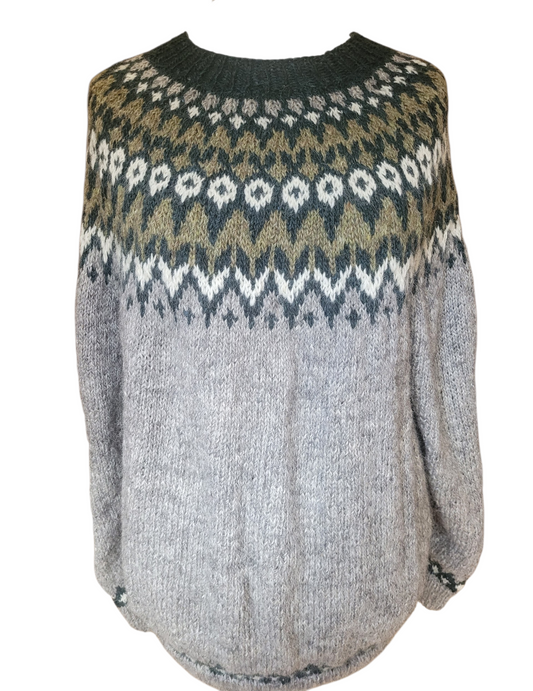 Handgestrickter Islandpullover Riddari Größe XL aus Lettlopi mit traditioneller Rundpasse in Grau-, Grün- und Naturtönen – nordischer Wollpullover aus isländischer Schurwolle.