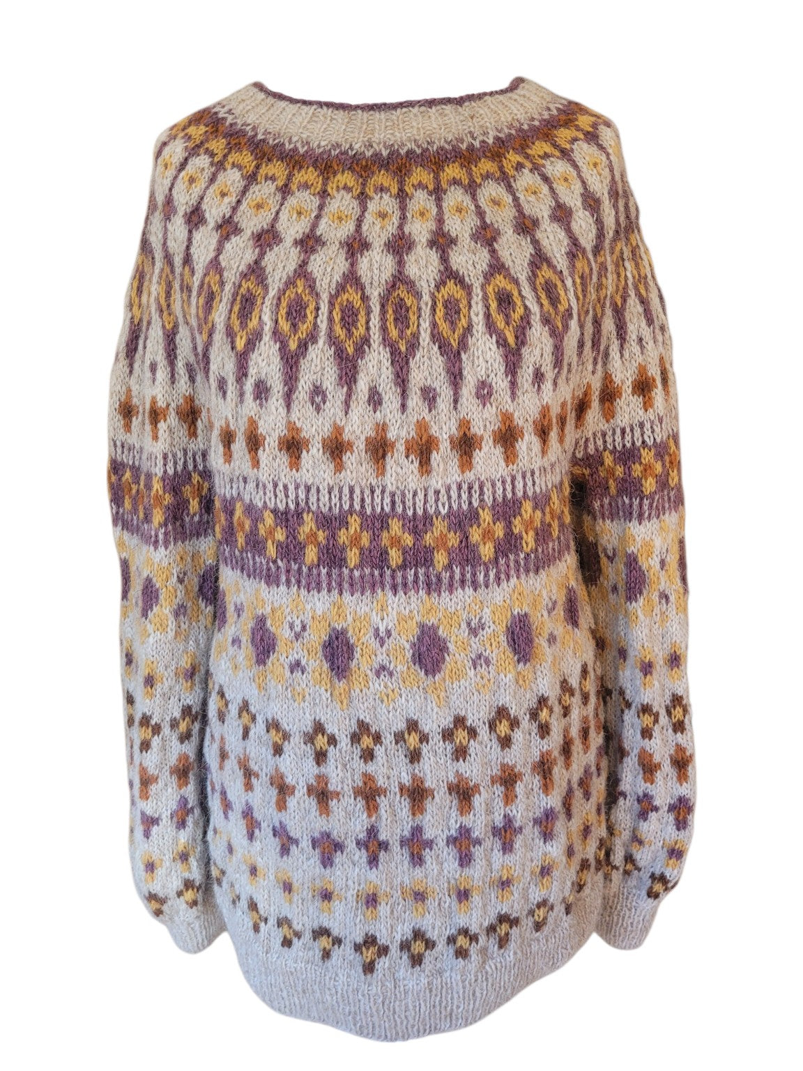Der Katmandu ist ein handgestrickter Islandpullover mit klassischer Lopapeysa-Rundpasse. Gestrickt aus original isländischer Lettlopi Wolle in Natur, Pflaume, Senf und warmen Rosttönen.