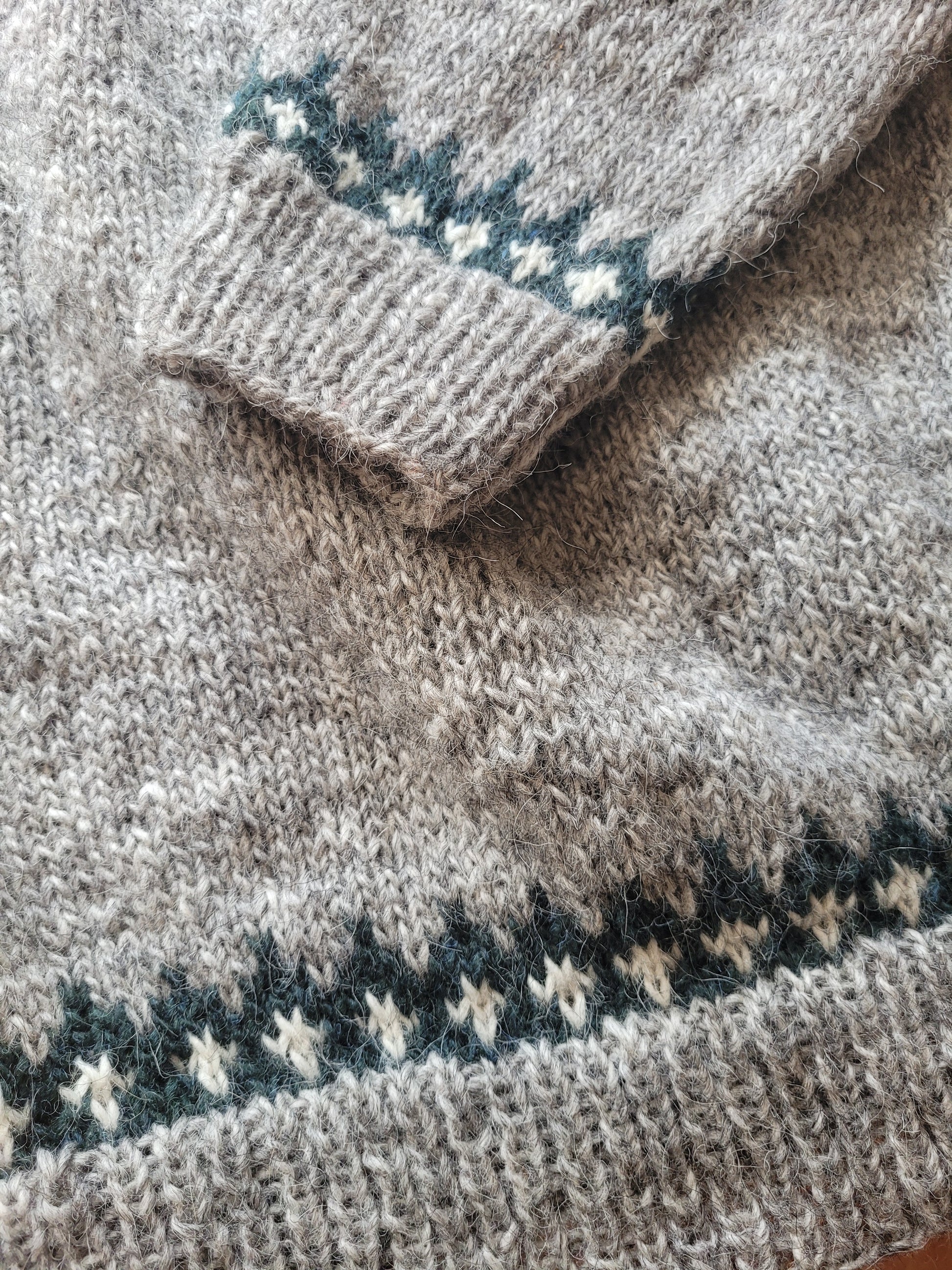 Rundpasse eines handgestrickten Islandpullovers Riddari aus original isländischer Lettlopi Wolle mit traditionellem Lopapeysa Muster