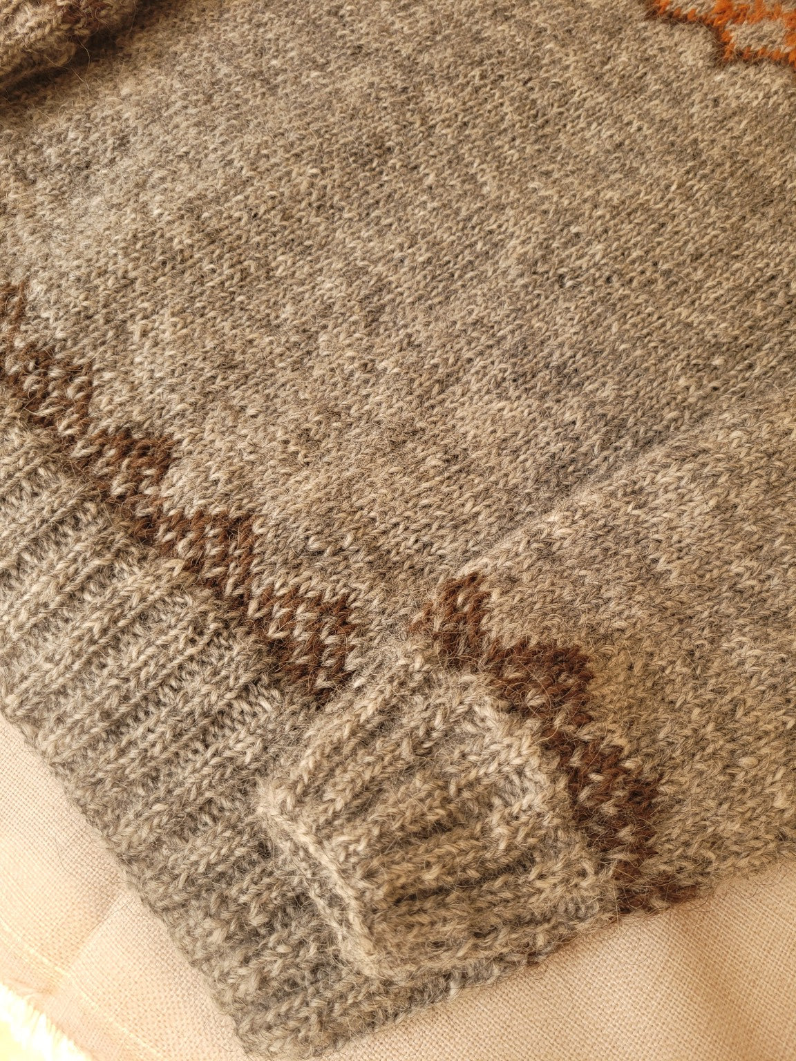 Detailaufnahme der handgestrickten Léttlopi-Wollstruktur des Alfheidur Islandpullovers