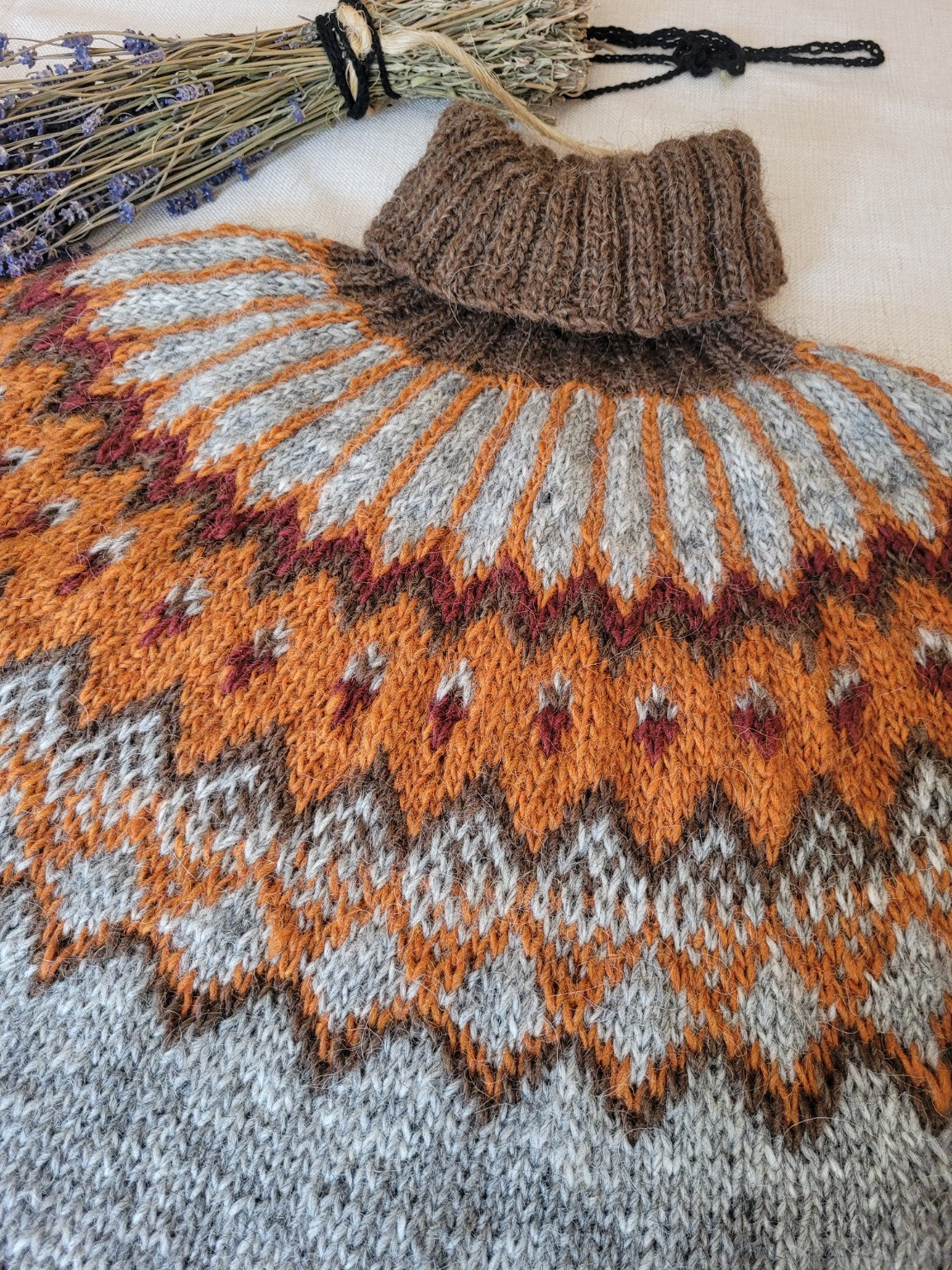 Detailaufnahme der Autumn-Witch-Passe mit Rost-, Grau- und Bordeauxtönen und dunkelbraunem Kragen