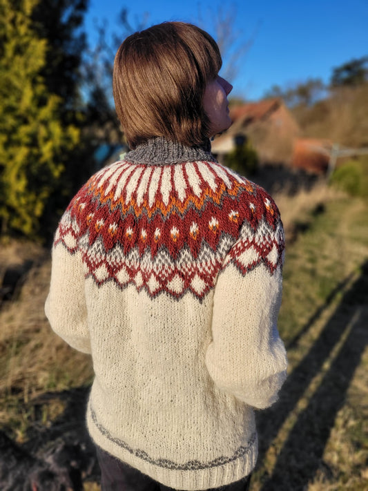 Handgestrickter Islandpullover Alfheidur im Nordic Stil getragen im Freien, Größe S M, eigenes Design aus Islandwolle
