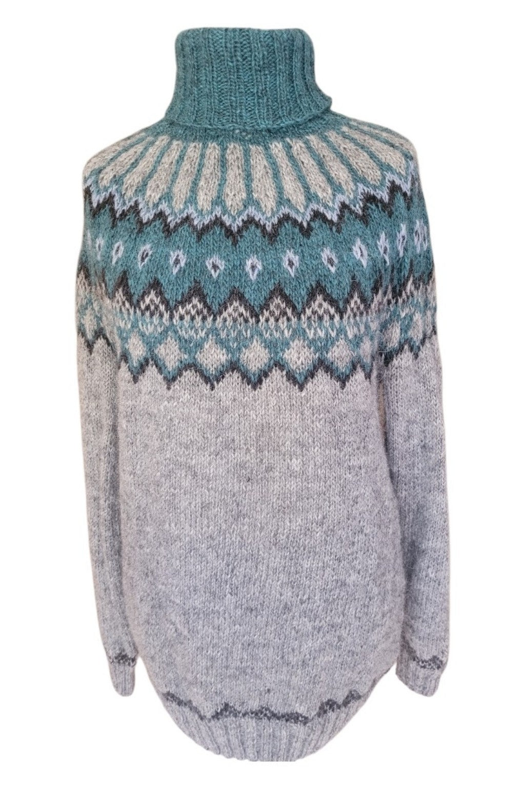 Handgestrickter Islandpullover Alfheidur Nordic Sea mit Rollkragen aus isländischer Léttlopi-Wolle in Grau, Petrol und Naturweiß.