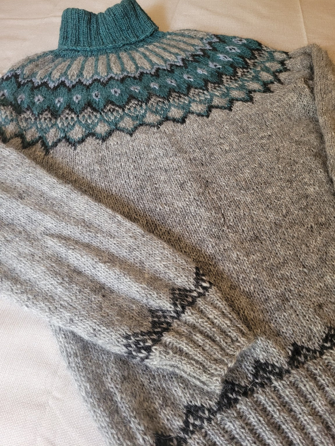 Detail des Saumbündchens vom Islandpullover Alfheidur Nordic Sea aus isländischer Schurwolle.