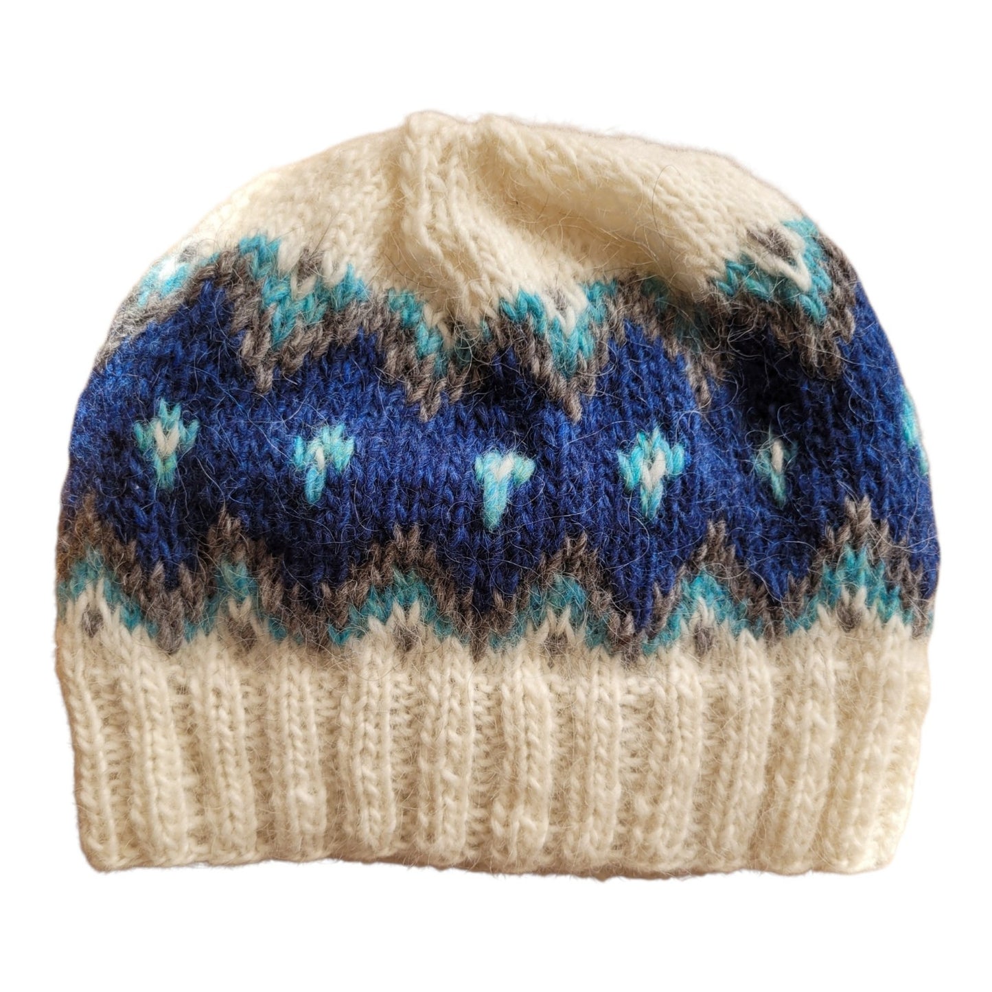 Handgestrickte Islandmütze Alfheidur Nordic Sea aus Léttlopi mit blauem und türkisem Jacquardmuster auf weißem Hintergrund.
