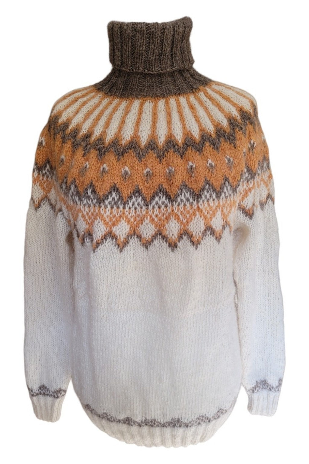 Handgestrickter Islandpullover Alfheidur Winter Light mit Rollkragen und nordischer Rundpasse auf weißem Hintergrund.