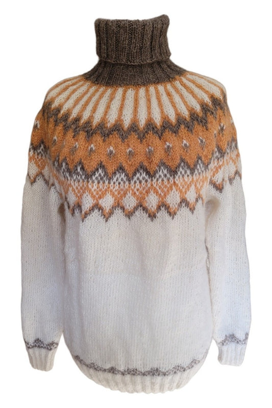 Handgestrickter Islandpullover Alfheidur Winter Light mit Rollkragen und nordischer Rundpasse auf weißem Hintergrund.