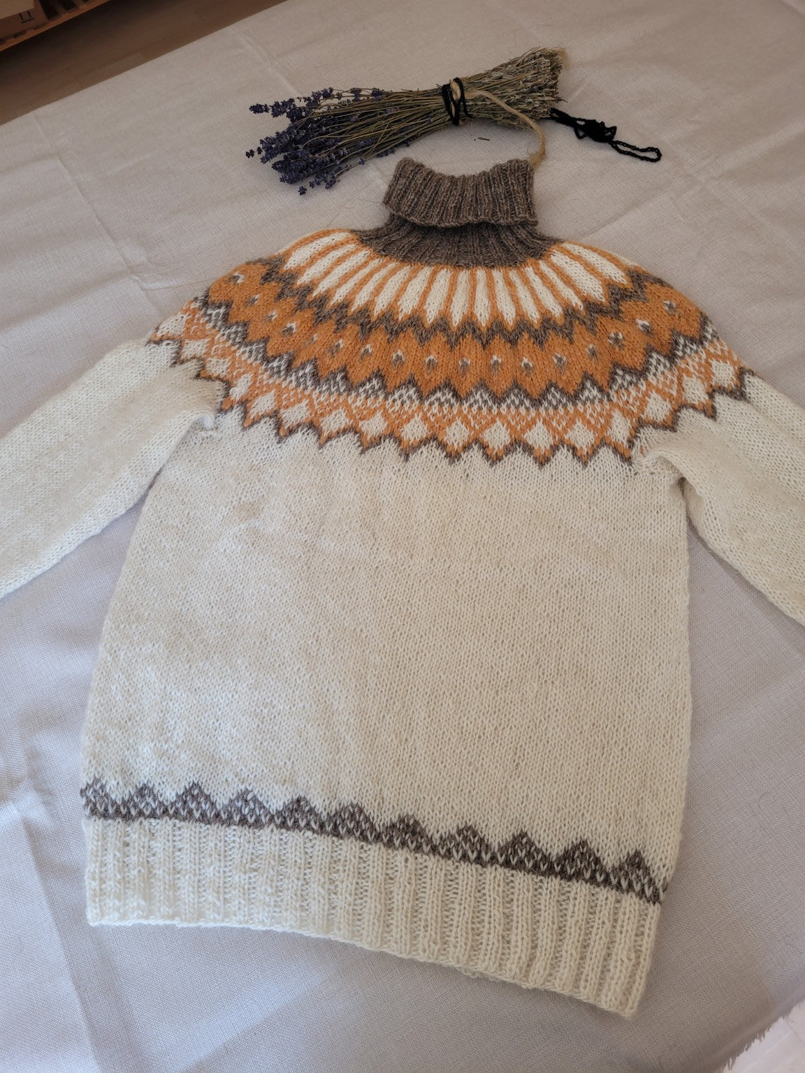 Alfheidur – Winter Light | Handgestrickter Islandpullover aus Lettlopi