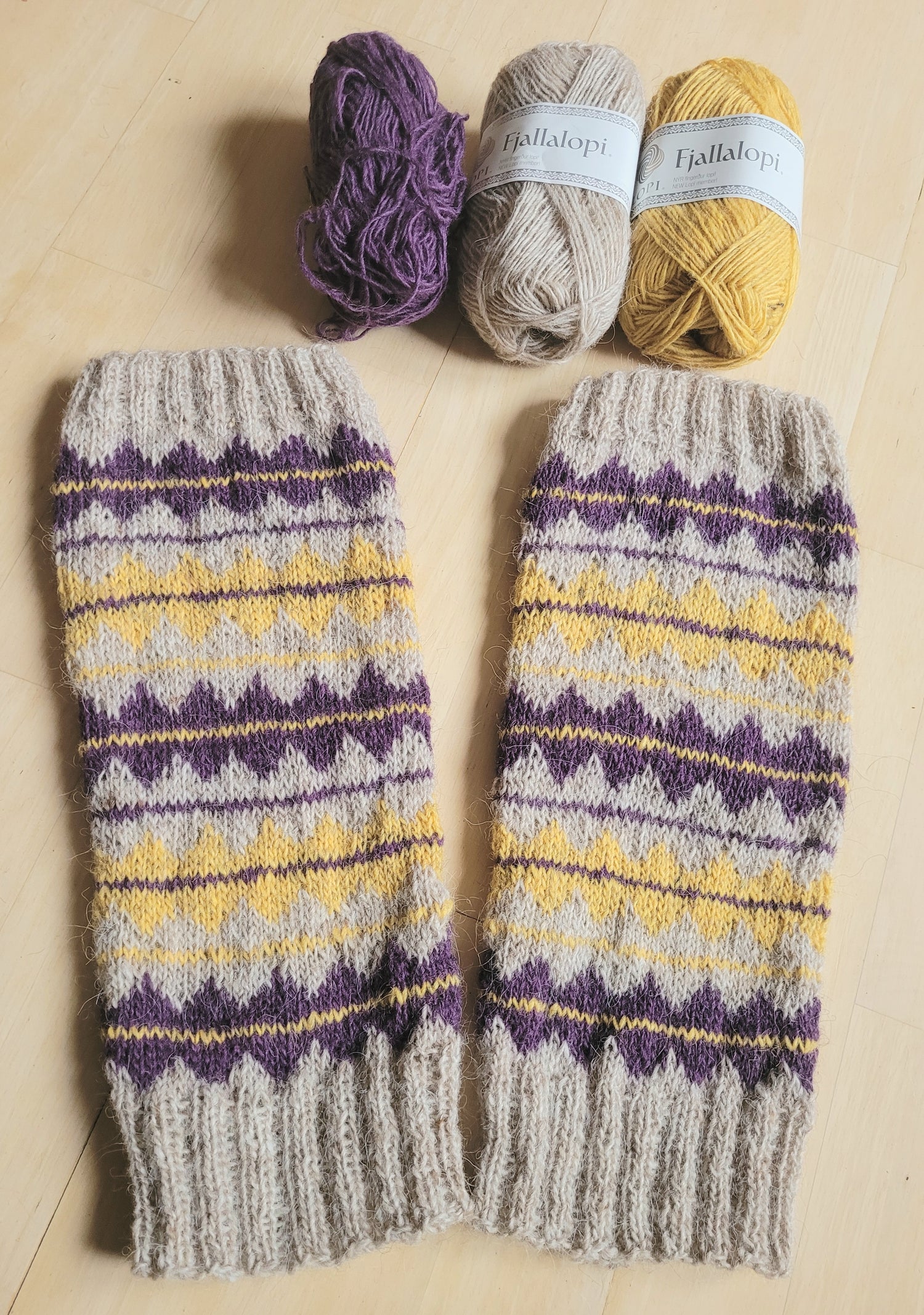 Handgestrickte Beinstulpen aus isländischer Wolle in Natur, Senfgelb und Lila mit nordischem Muster
