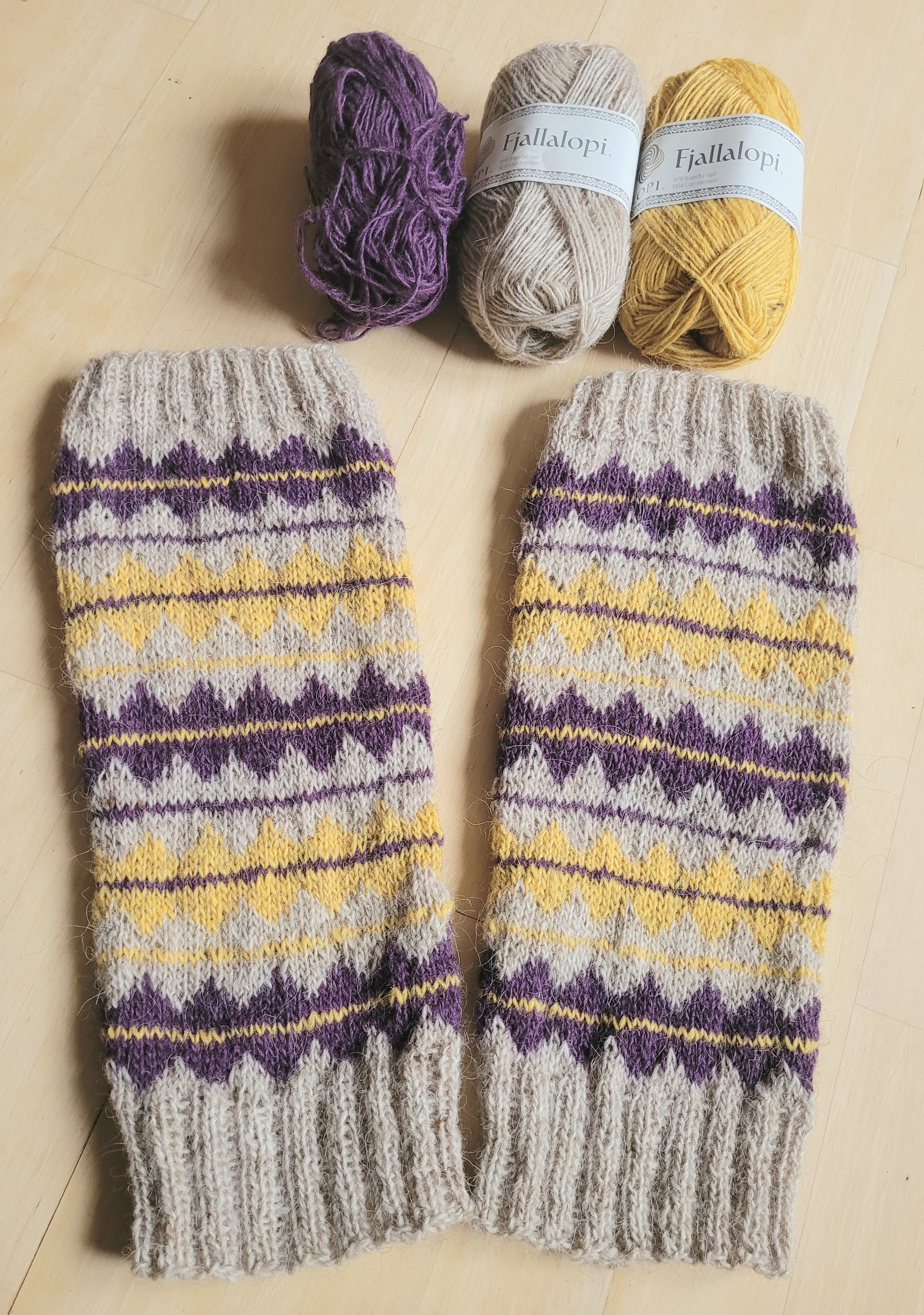 Handgestrickte Beinstulpen aus isländischer Wolle in Natur, Senfgelb und Lila mit nordischem Muster