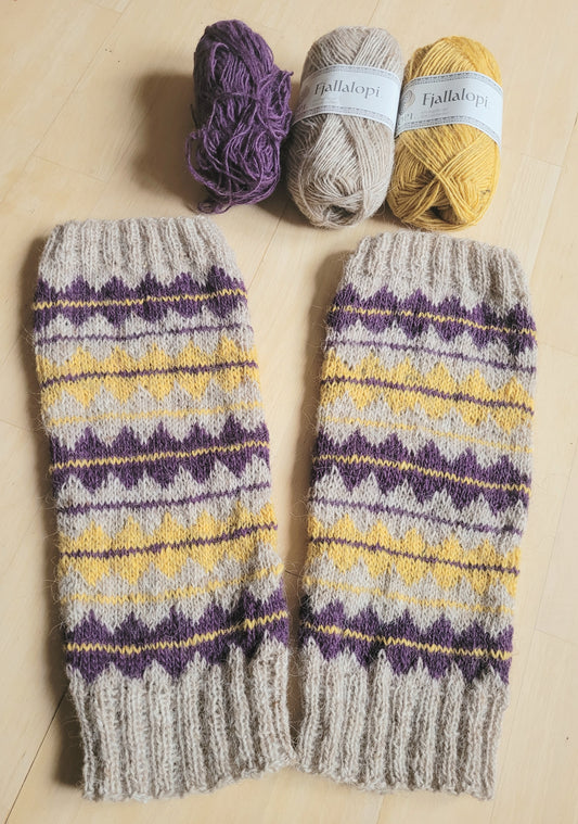 Handgestrickte Beinstulpen aus isländischer Wolle in Natur, Senfgelb und Lila mit nordischem Muster