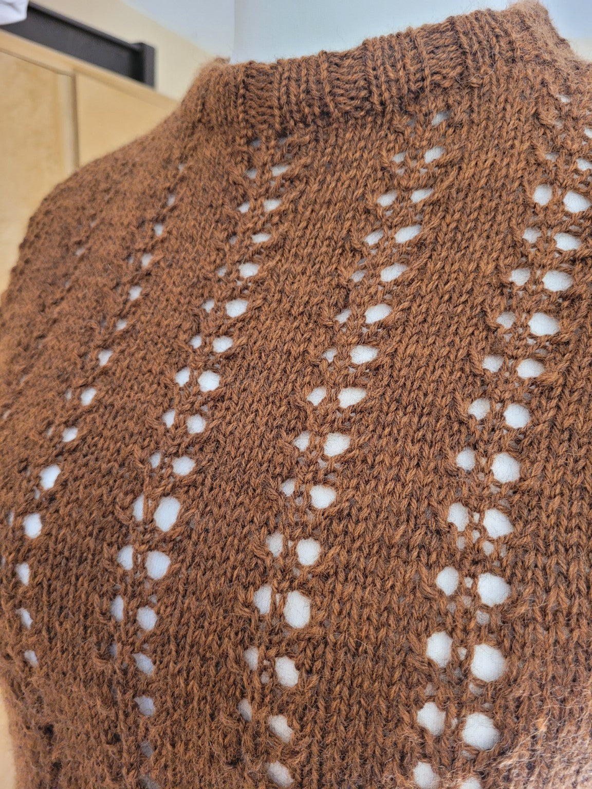 Handgestrickter Damenpullover aus Bluefaced Leicester – BFL Nele