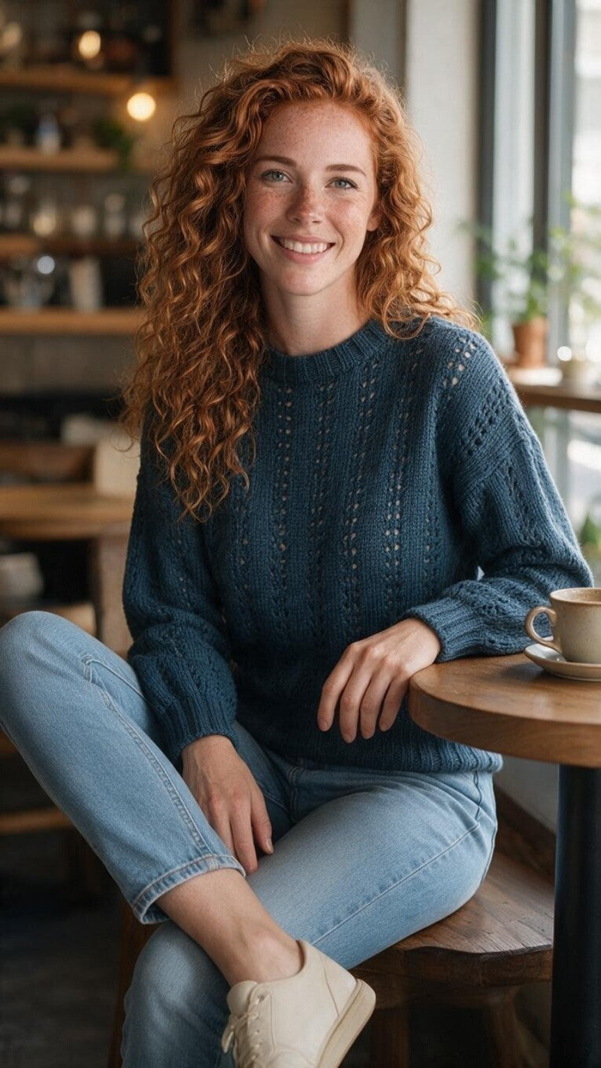 Handgestrickter Damenpullover BFL Nele aus Bluefaced-Leicester-Wolle mit feinem Lochmuster und voluminösen Ärmeln, getragen von einem Model in entspannter Pose.