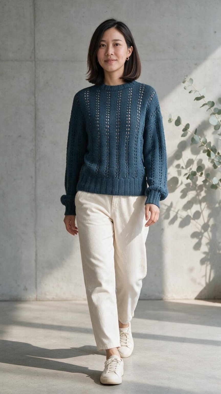 Handgestrickter Damenpullover BFL Nele aus Bluefaced-Leicester-Wolle mit feinem Lochmuster, überschnittenen Schultern und voluminösen Ärmeln.