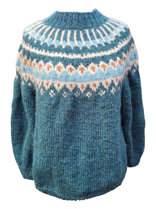 Handgestrickter Islandpullover Kristjan aus Álafosslopi in Petrol mit nordischem Rundpassenmuster in Naturweiß und Rost. Traditioneller Lopapeysa aus reiner isländischer Wolle.
