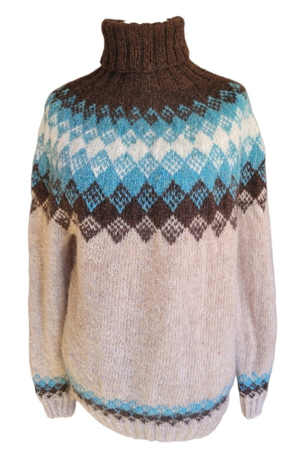 Handgestrickter Islandpullover Hiutaleneule in der Farbwelt Nordic Sea aus isländischer Wolle mit Rundpassenmuster in Türkis, Braun und Naturweiß auf weißem Hintergrund.