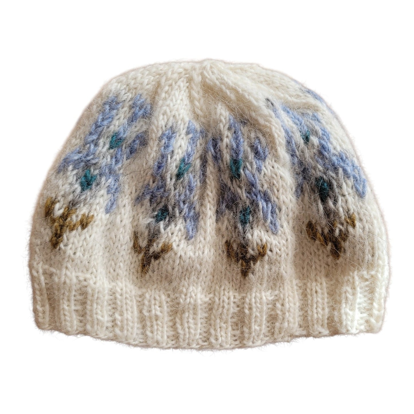 Handgestrickte Islandmütze Ískaldur aus Islandwolle in Naturweiß mit eisblauem Jacquardmuster und petrolfarbenen Akzenten.