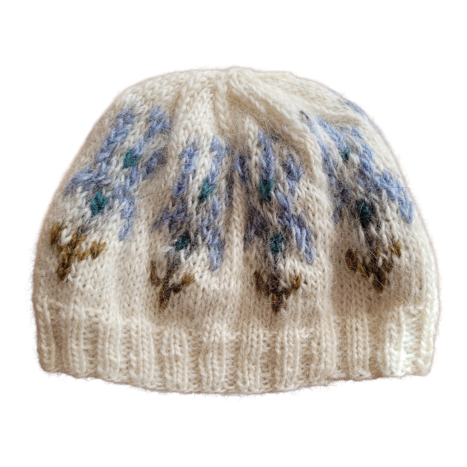 Handgestrickte Islandmütze Ískaldur aus Islandwolle in Naturweiß mit eisblauem Jacquardmuster und petrolfarbenen Akzenten.