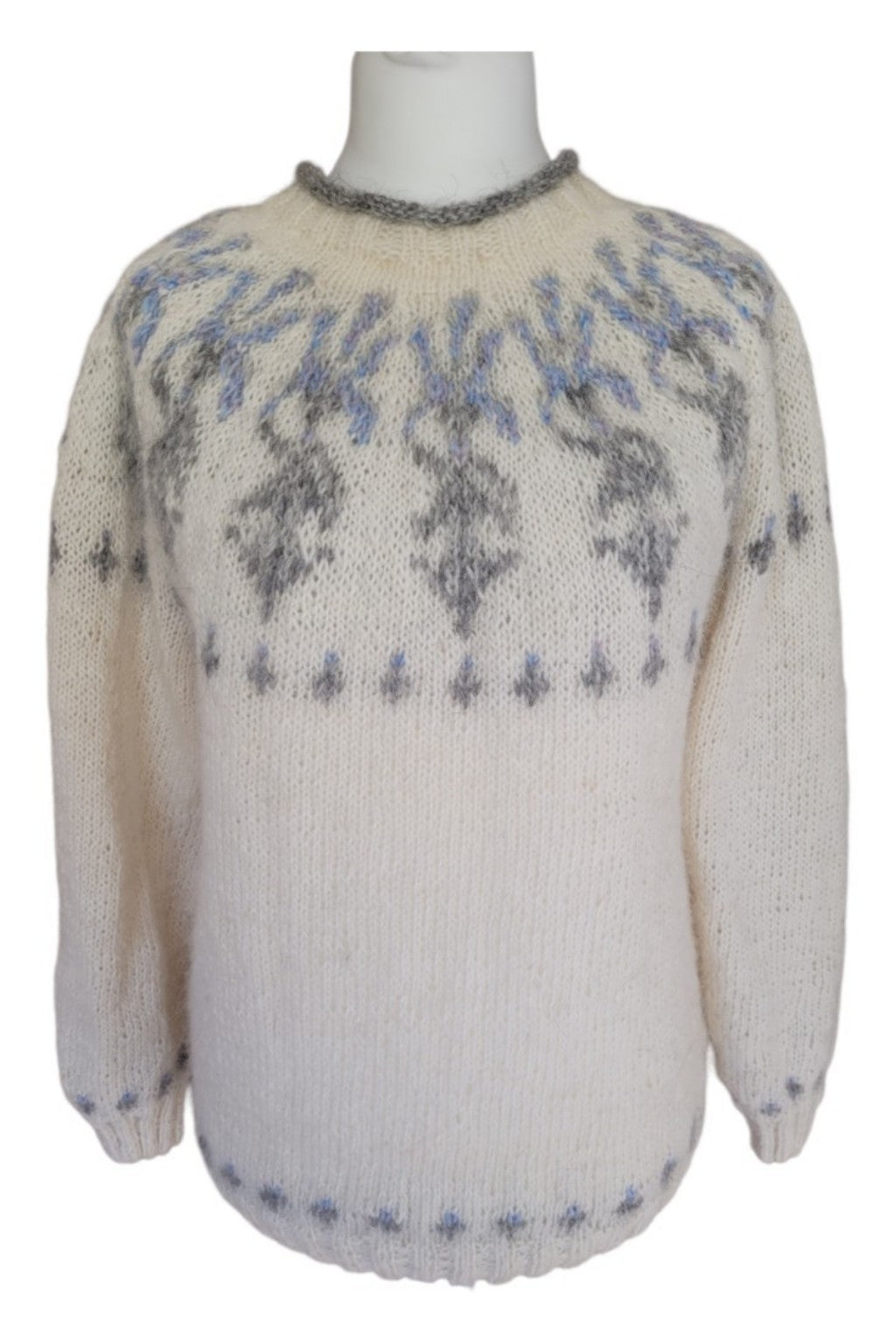 Handgestrickter Islandpullover Ískaldur in der Farbwelt Winter Light, Frontansicht mit filigranem Eisblumenmuster in Hellgrau, Silbergrau und Milky Way auf heller Léttlopi-Wolle.