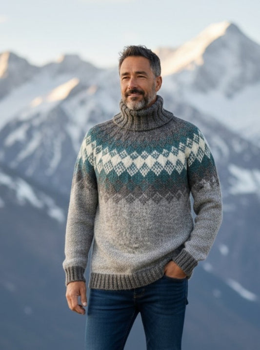 Nordischer Wollpullover mit Rollkragen und Fair-Isle-Muster aus Islandwolle vor verschneiten Bergen getragen.