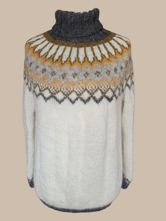 Islandpullover Alfheidur auf Puppe, handgestrickt aus Lettlopi mit klassischer Rundpasse, Größe L