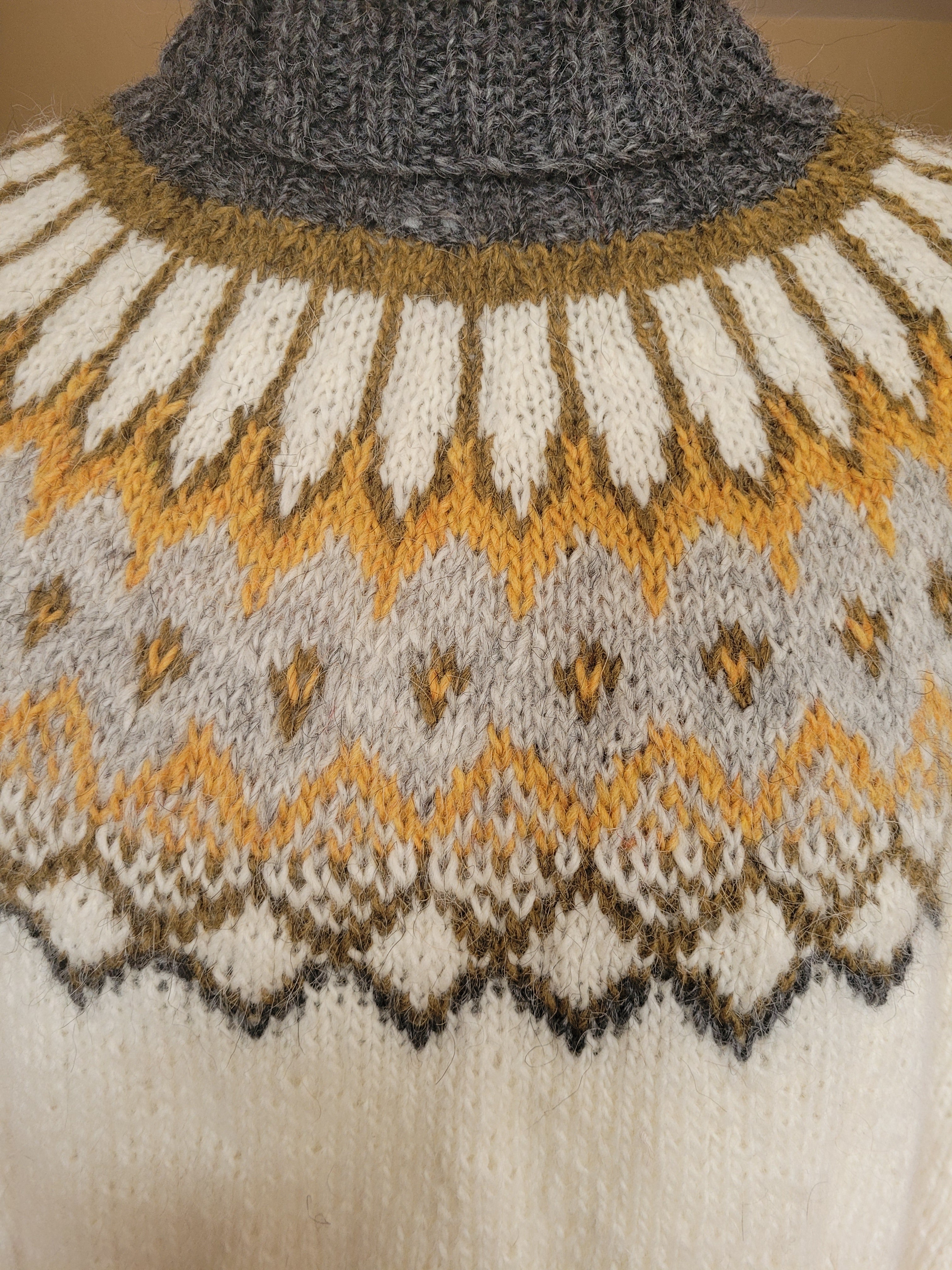 Detail der Rundpasse vom Islandpullover Alfheidur aus Lettlopi