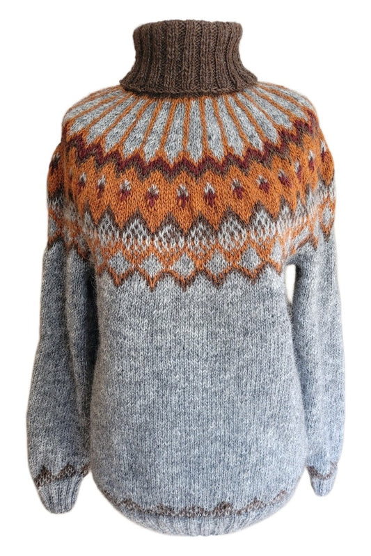 Alfheidur Islandpullover aus Léttlopi in Größe L, Vorderansicht mit detailreicher nordischer Passe