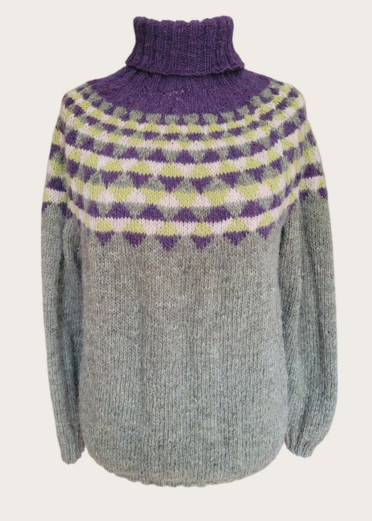 Handgestrickter Islandpullover „Björk“ aus isländischer Léttlopi auf Schneiderpuppe, Rundpasse mit nordischem Muster, Naturgrau mit Violett-, Grün- und Cremetönen