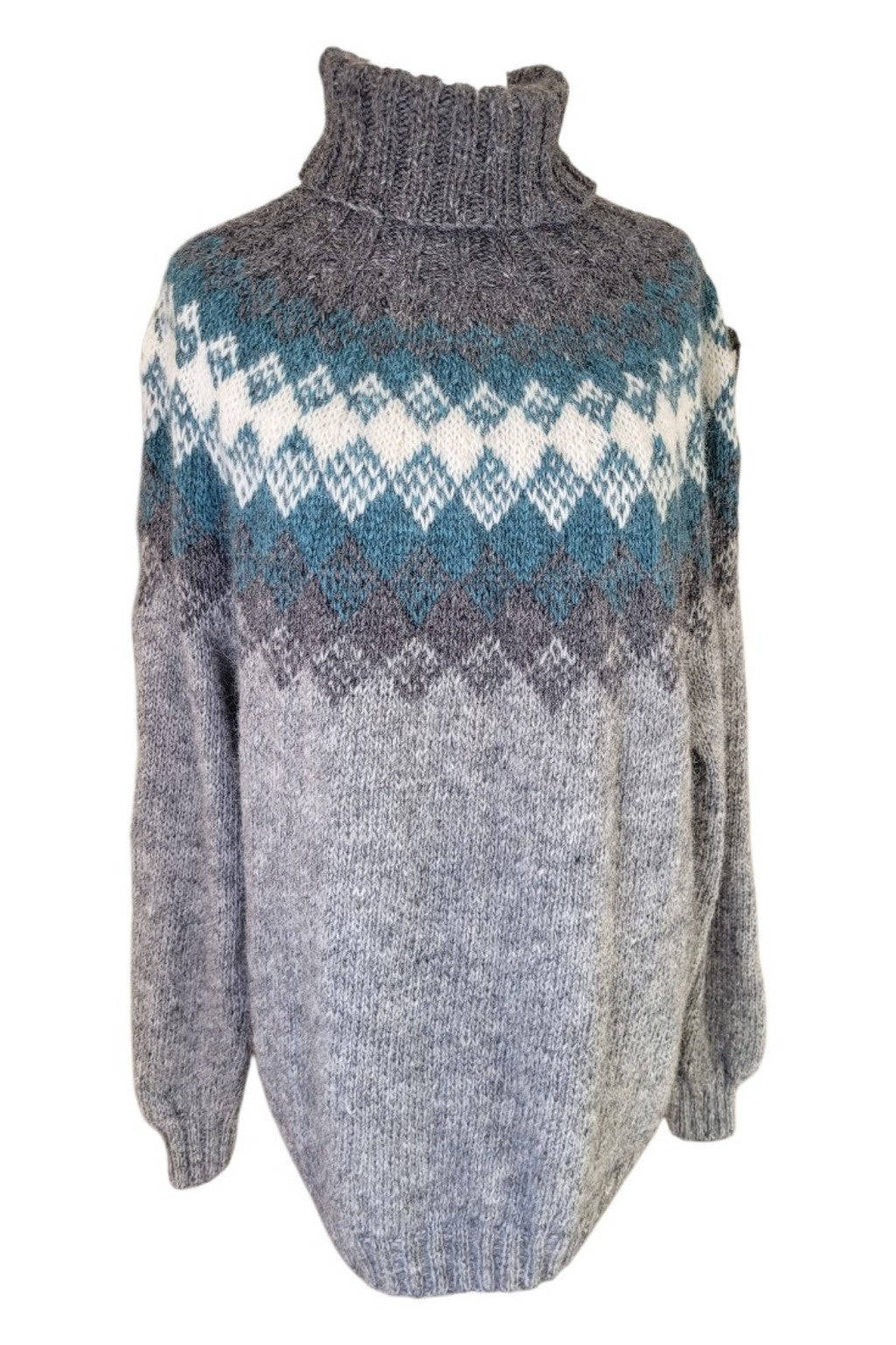 Handgestrickter Islandpullover „Hiutaleneule“ in Grau, Petrol und Naturweiß mit nordischem Muster und hohem Rollkragen auf hellem Hintergrund.