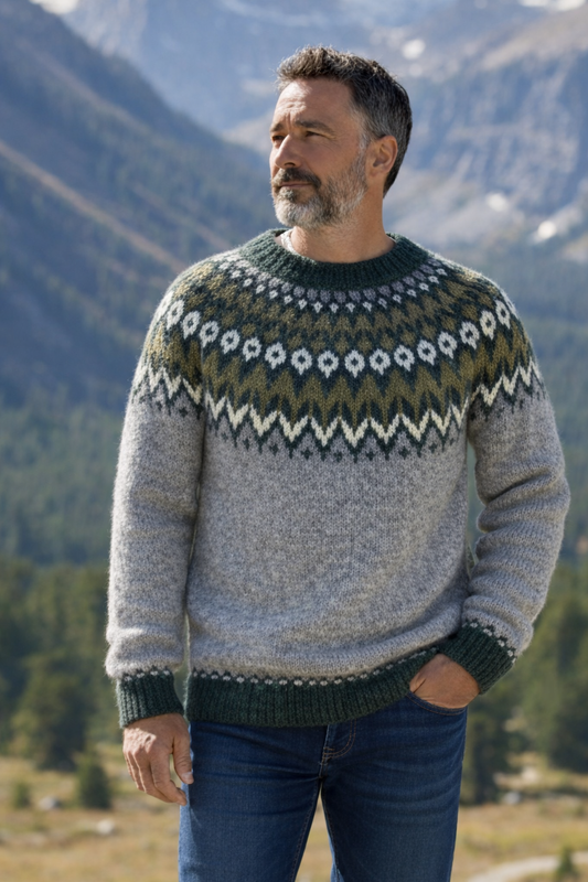 Handgestrickter Herren Islandpullover Riddari in grau mit traditioneller Musterpasse in grün, beige und weiß aus Lettlopi Wolle, Größe XL