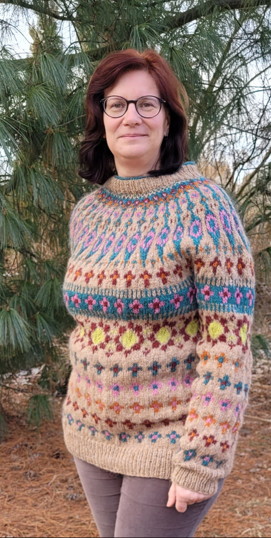 Frontalansicht des Katmandu Pullovers. Die harmonische Linienführung, die ausgewogene Länge und die detailreiche Musterführung zeigen die besondere Passform dieses Atelier-Stücks.