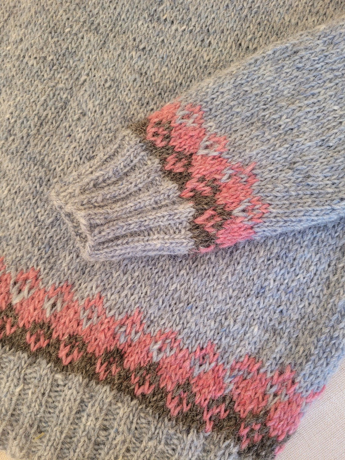 Detail der hochwertigen Handstrickarbeit am Ärmel eines Islandpullovers Nordic Sea aus echter isländischer Wolle.