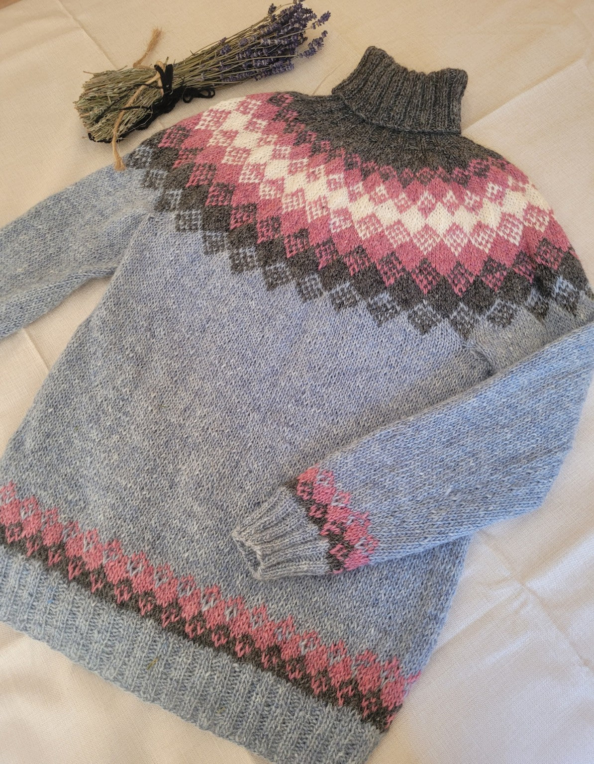 Handgestrickter Islandpullover Nordic Sea mit isländischem Muster in sanften Soft-Winter-Farben aus echter Lettlopi-Wolle.