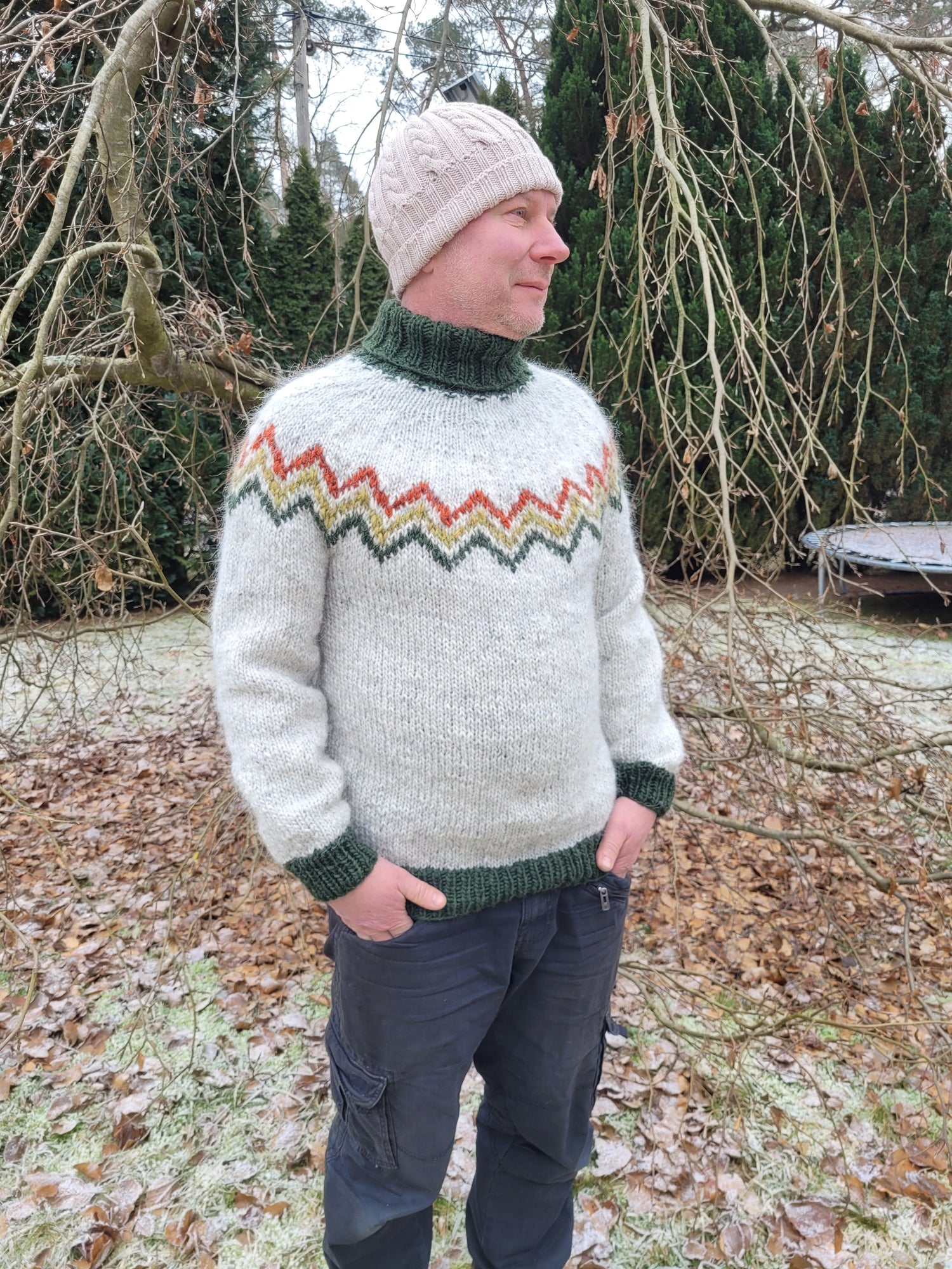 Handgestrickter Islandpullover Tindar aus Alafosslopi in Naturgrau mit Zackenmuster, Unisex Größe M