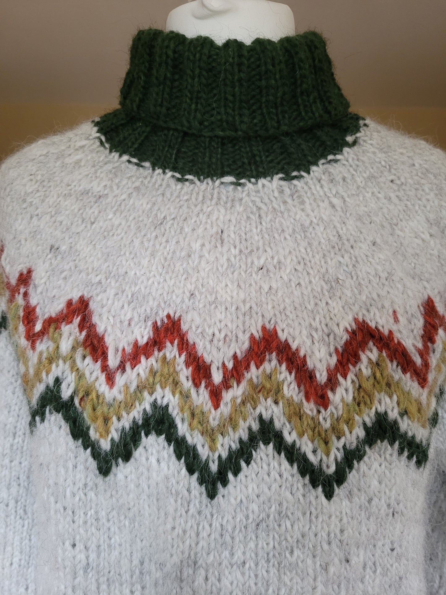 Zackenmuster Eigenkreation Tindar am Islandpullover aus Alafosslopi in Grün, Senf und Rost