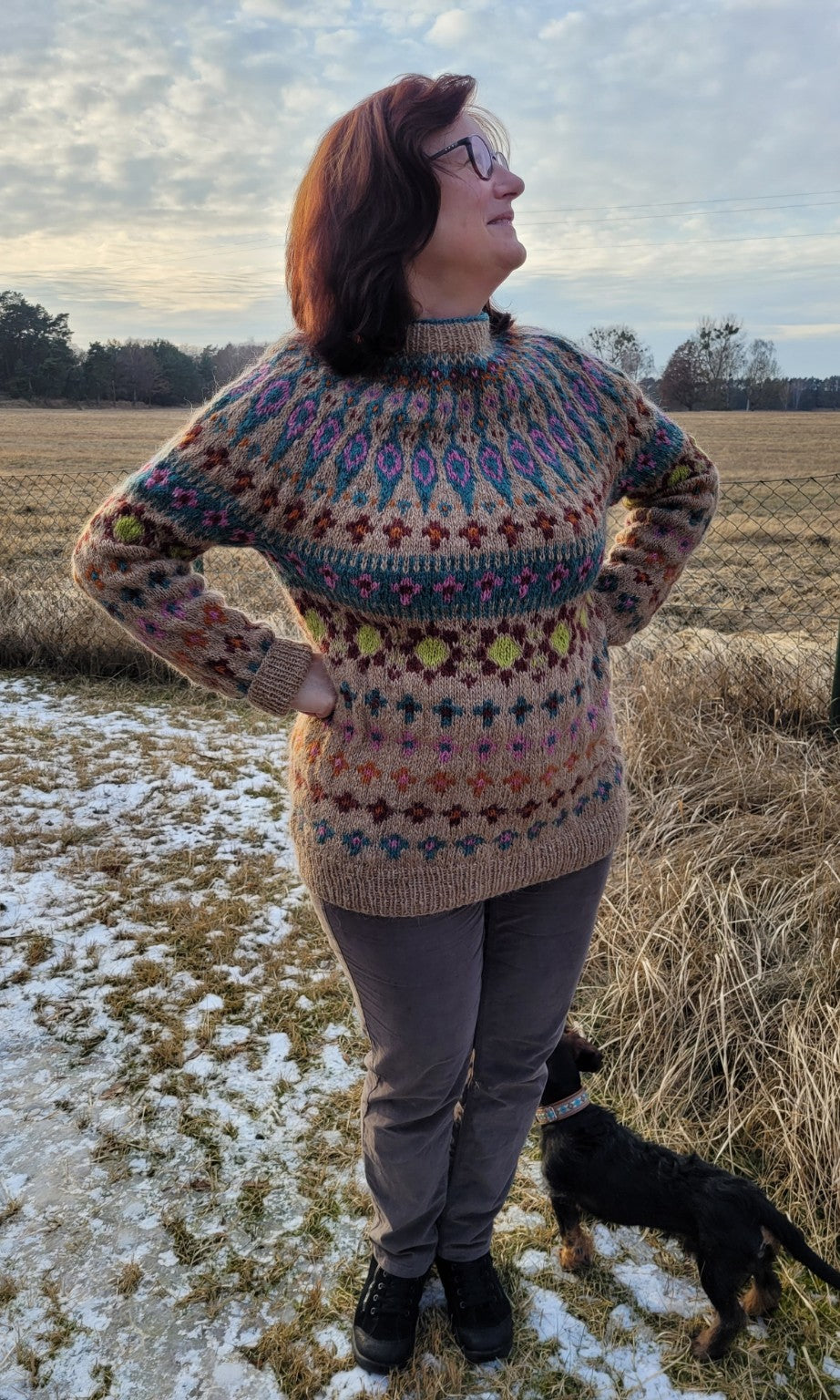 Katmandu in weiter Winterlandschaft – ein handgestrickter Islandpullover mit markanter Rundpasse, getragen in natürlicher Umgebung. Ausdrucksstark, ruhig und nordisch inspiriert.