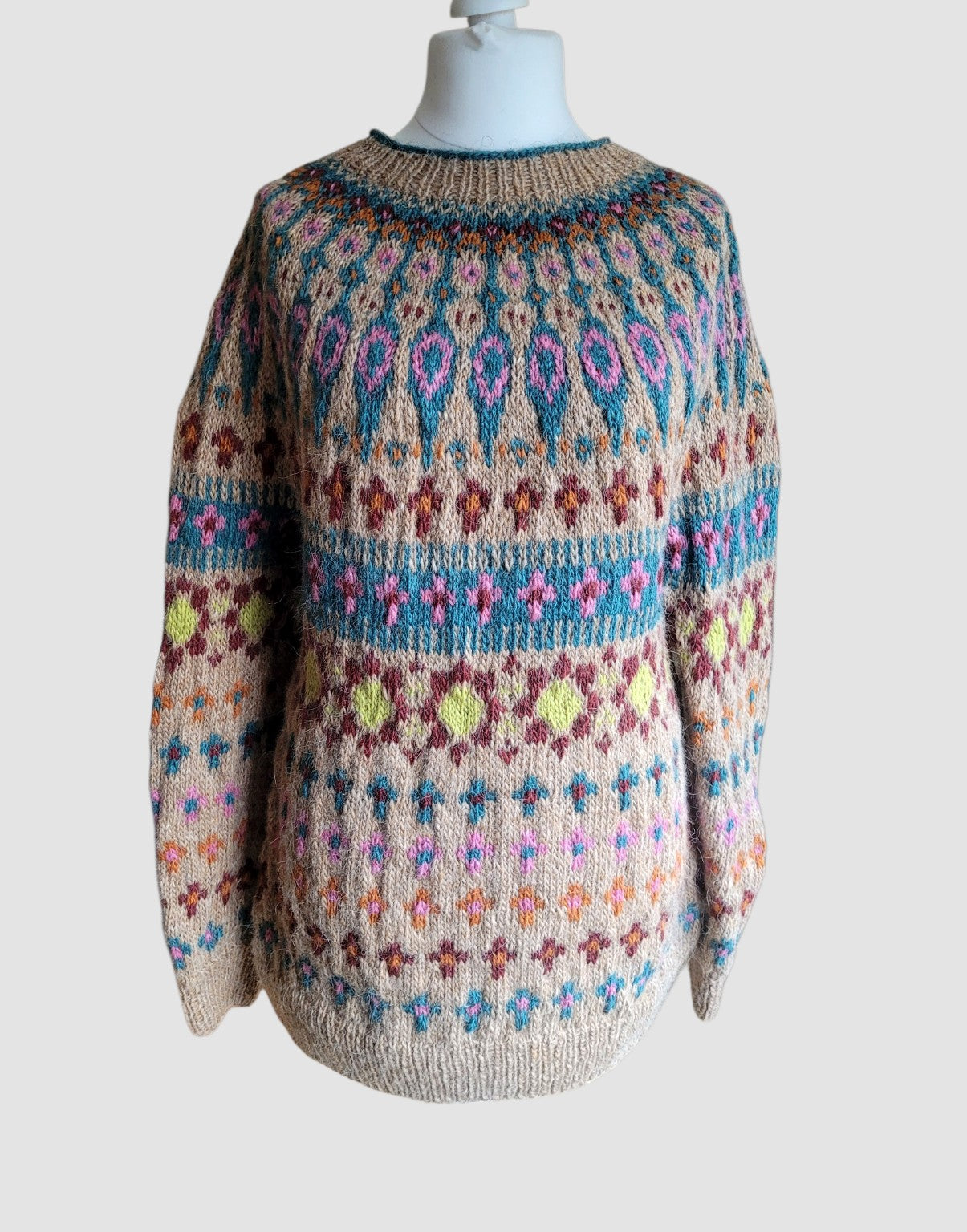 Handgestrickter Katmandu Pullover in Größe L aus isländischer Lettlopi Wolle nach Design von Linka Neumann, gefertigt im Atelier Maschenhexe.