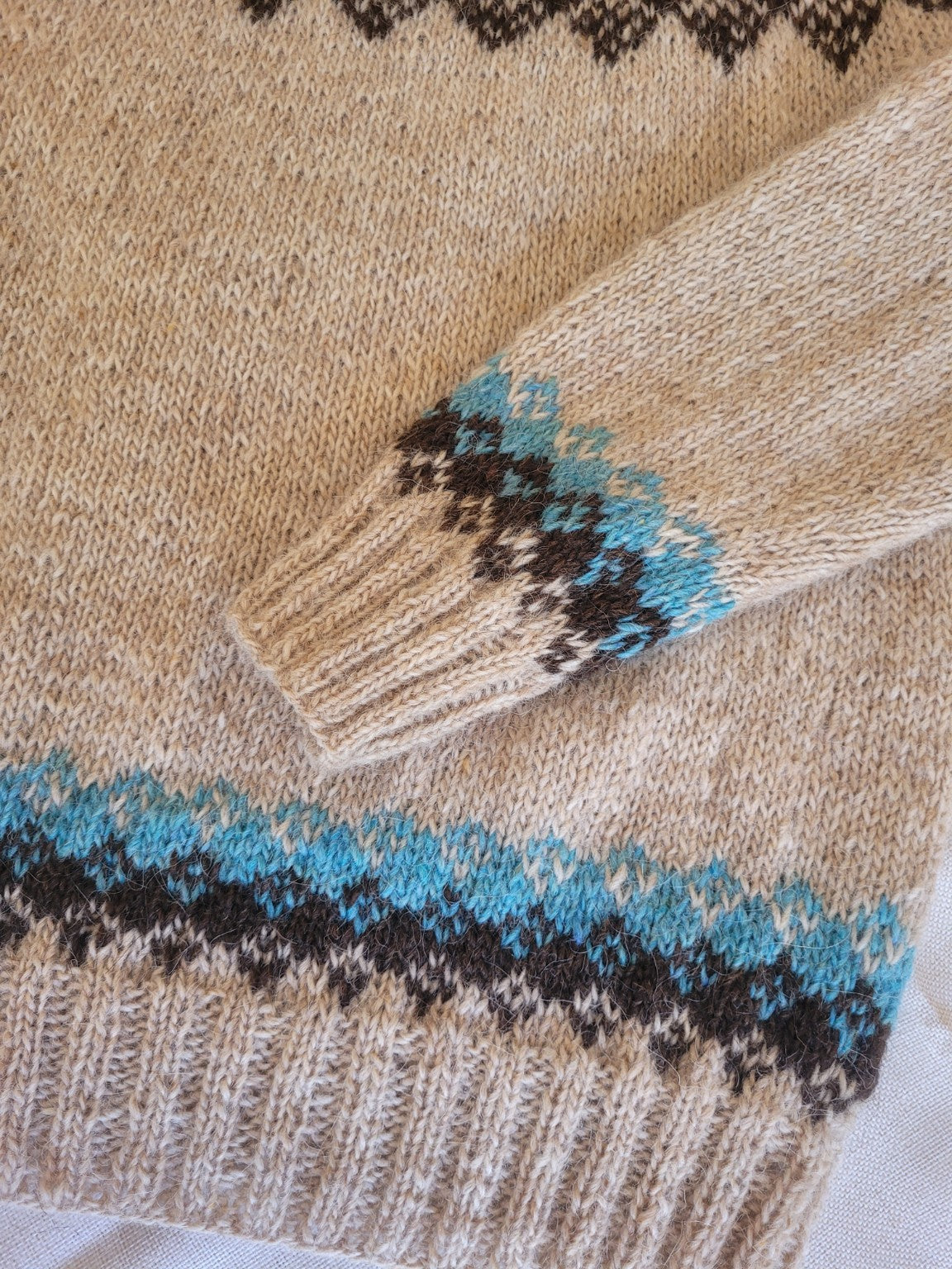 Detail der Handstrickarbeit am Ärmel eines Islandpullovers aus echter isländischer Lettlopi-Wolle.