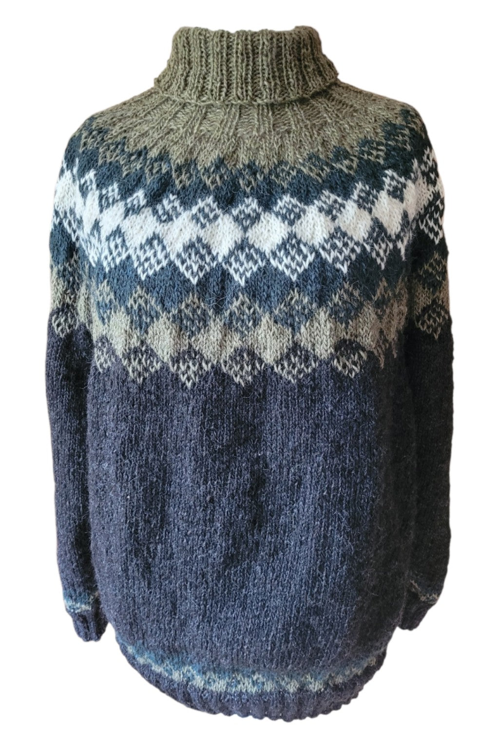 Handgestrickter Islandpullover Hiutaleneule in Schafschwarz mit Rundpassenmuster in Dunkelgrün, Weiß und Flechte aus Ístex Léttlopi, Vorderansicht