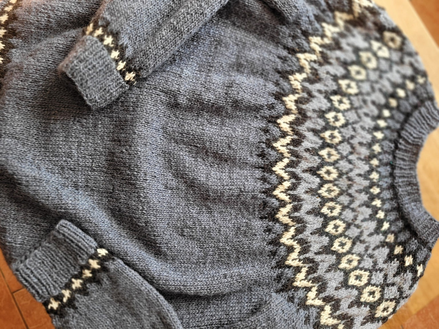 Ärmelabschluss mit traditionellem isländischem Muster – handgestrickter Islandpullover Riddari von Maschenhexe